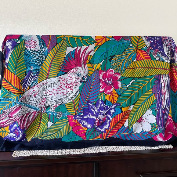 Beautiful colorful bird scarf, parrots and cockatiel - Picture 4 of 4